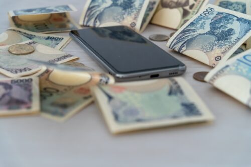 お金とスマホの画像