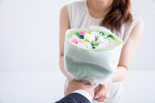 女性が花束を受け取っている写真